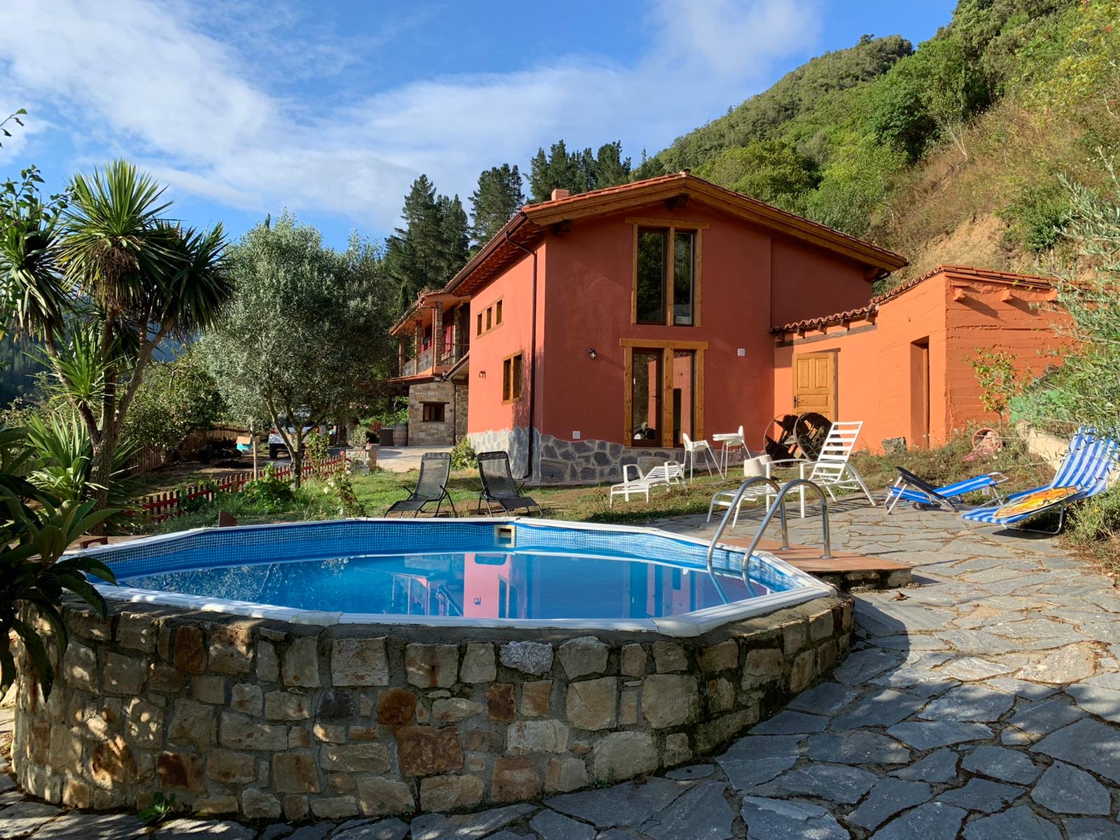 La finca roja zwembad Spanje Potes La finca roja zwembad Spanje Potes